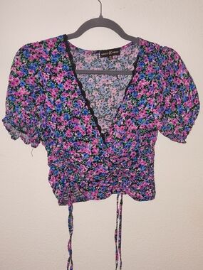 Almost Famous Purple Floral Ruched V-Neck Crop Top